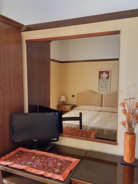 דסנזאנו דל גארדה Hotel Riviera מראה חיצוני תמונה